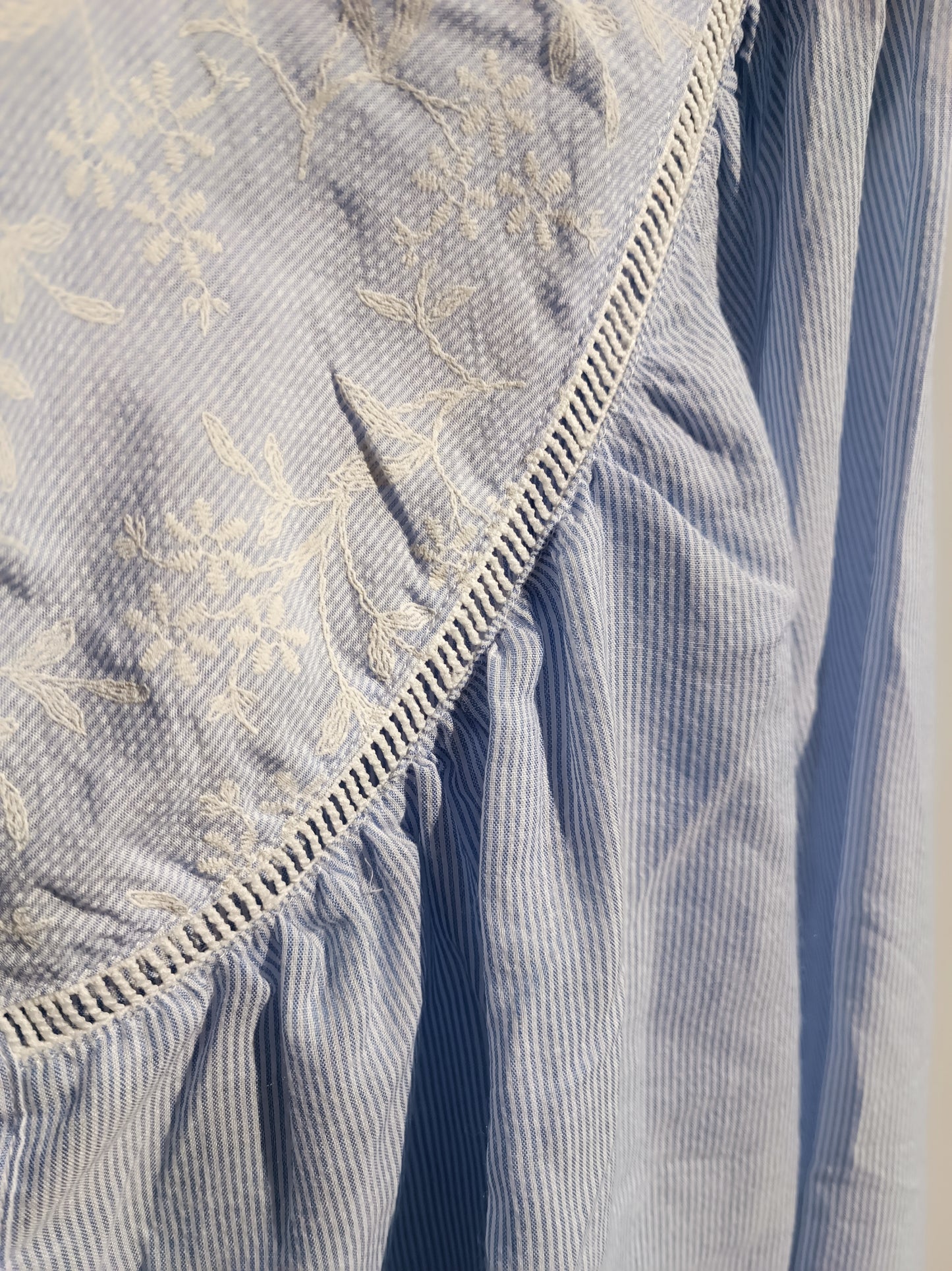 Chemisier bleu à motifs fleuris