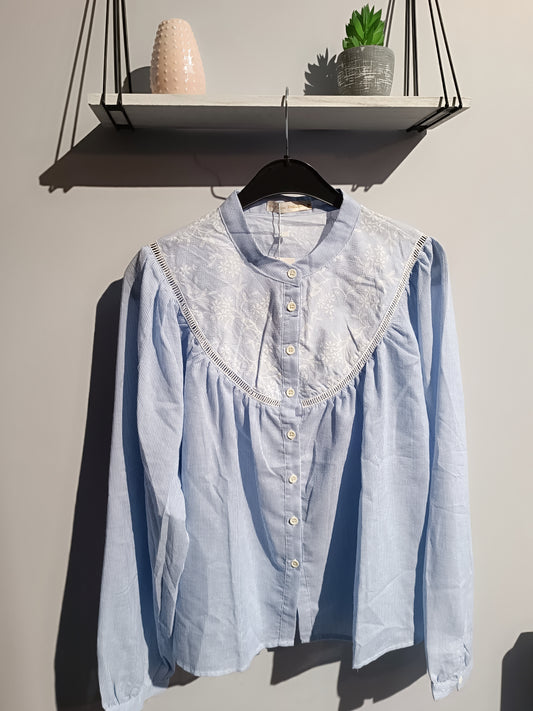 Chemisier bleu à motifs fleuris