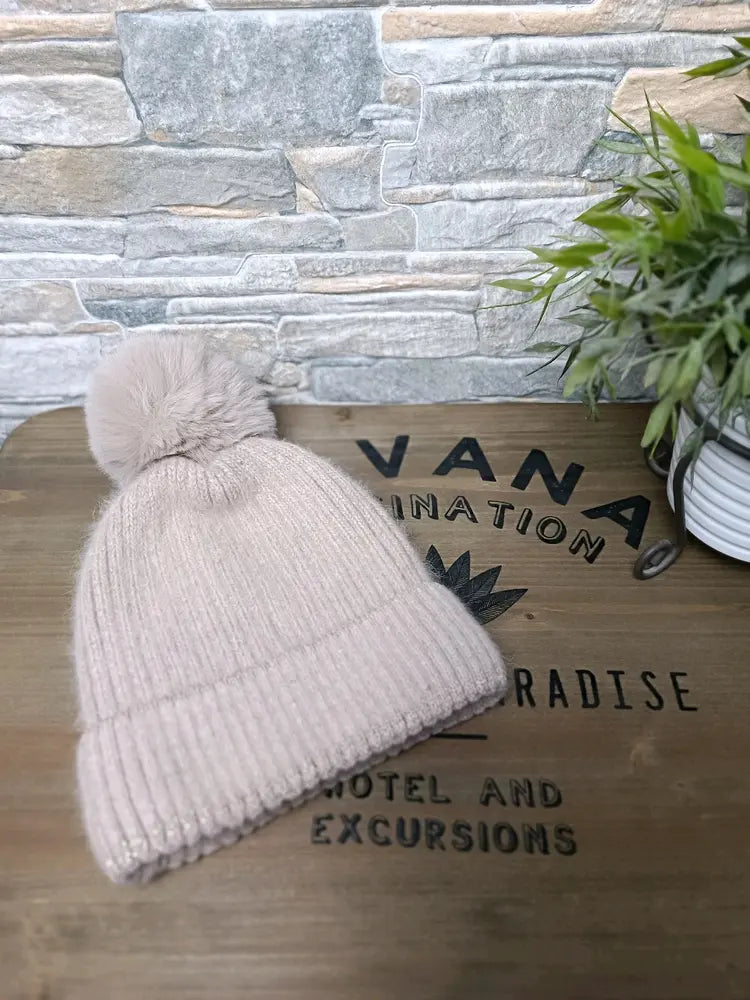 Bonnet femme taupe clair orné de strass